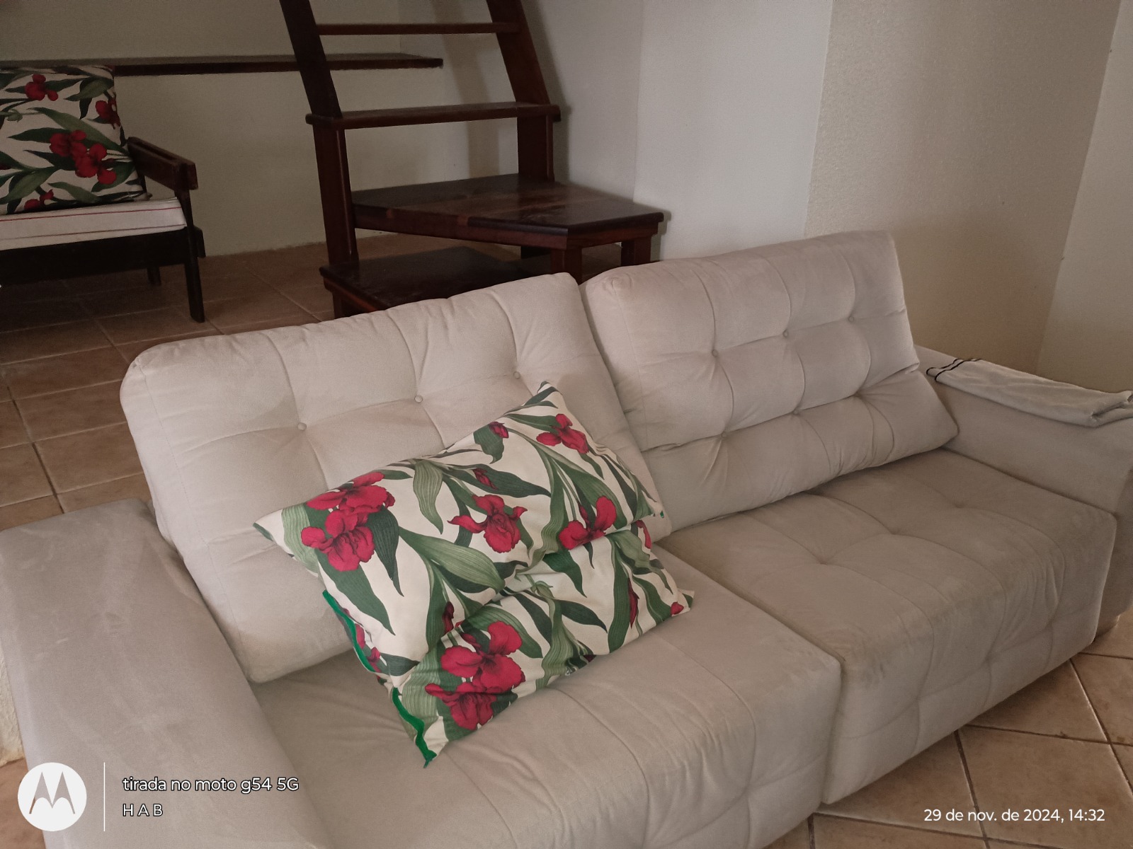 Sala de estar com sofá e escada interna