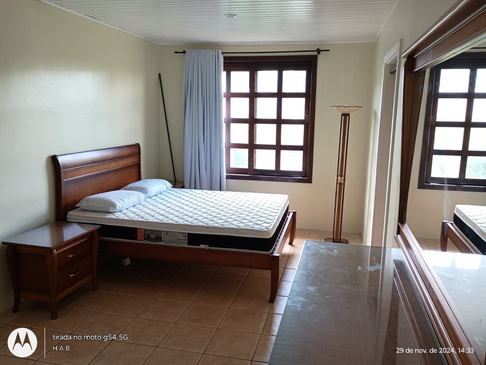 Suíte master com cama de casal e vista